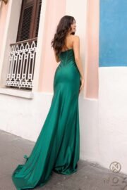 Semi-sweetheart deep V-neckline adorned with delicate mesh detailing. - Image 4