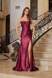 LONG STRAPLESS FITTED AND A SWEEPING TRAIN - Image 6
