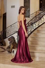 LONG STRAPLESS FITTED AND A SWEEPING TRAIN - Image 5