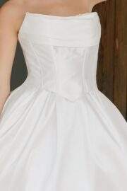 STRAPLESS BODICE PEAKED WAISTLINE CHAPEL LENGTH TRAIN - Image 3